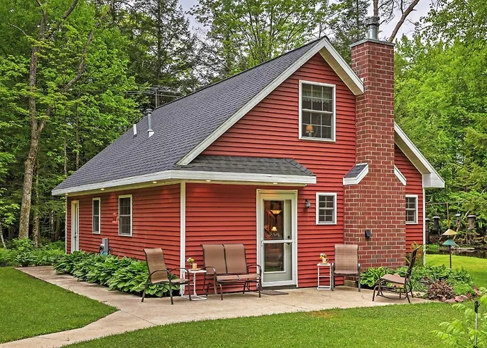 Secluded Birnamwood Cottage W/ Deck & River Views!