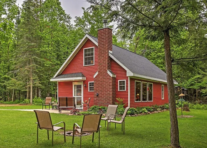 Secluded Birnamwood Cottage W/ Deck & River Views!
