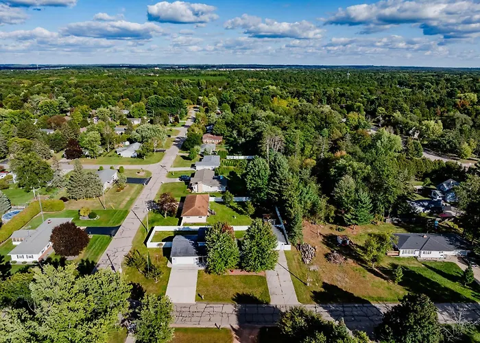 Stevens Point Getaway - Huge 5 Bedroom Home 3 Full Bath